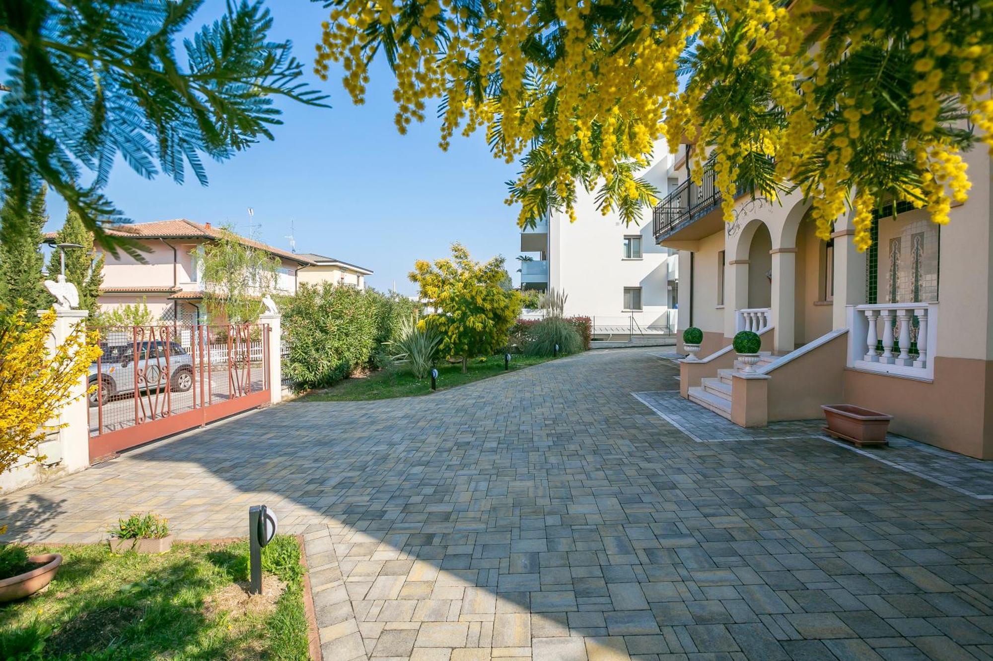 Villa Mimosa - Appartamento 2 - Happy Rentals Desenzano del Garda Exterior photo